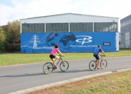 Maľba veľkoformátovej reklamy pre spoločnosť PPC Insulators, Sonneberg, Nemecko 2019