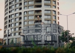 Mural na fasáde budovy v priestore Sky Park by Zaha Hadid, Bratislava 2021 